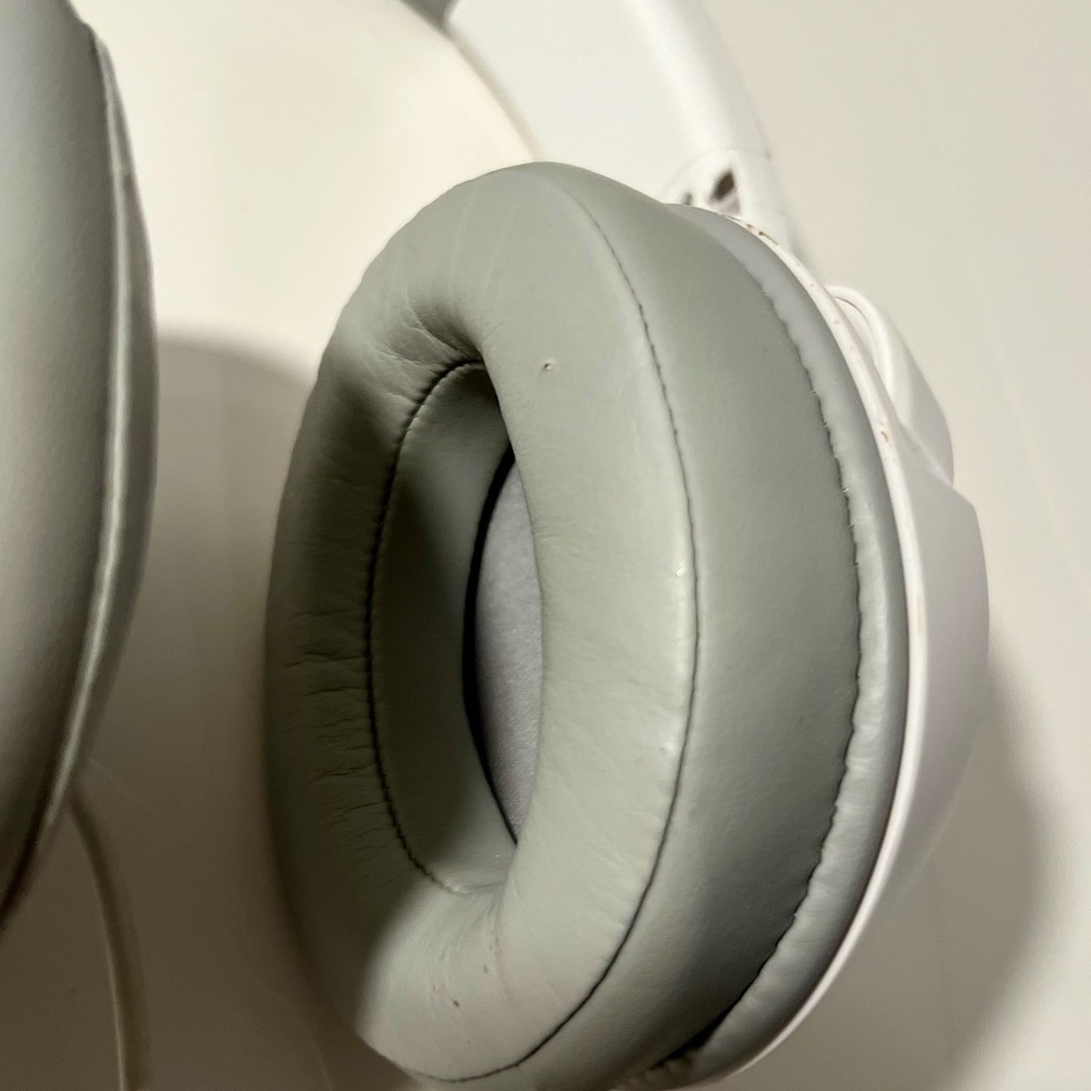 Razer White and Gray Over-Ear Headphones - Picture 7 of 8